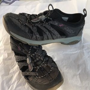 Women’s Chaco sneakers black with purple in Size 6.5. Very good condition.